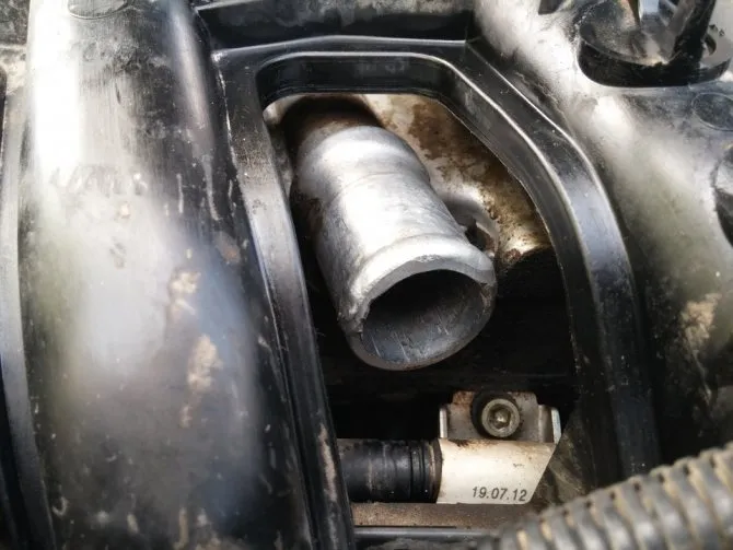 Очищенный патрубок на крышке головки блока цилиндров вентиляции картера двигателя ВАЗ-21126 Лада Гранта (ВАЗ 2190)