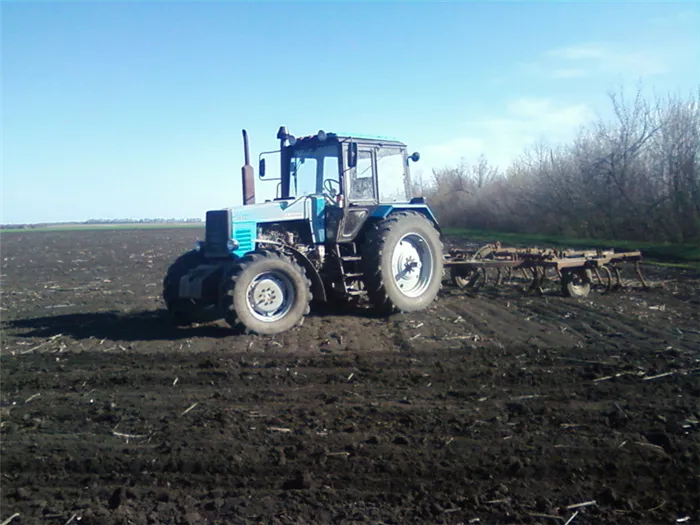 Трактор МТЗ-1221 в поле