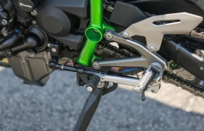 Лапка переключения скоростей рядом с подножкой водителя на байке H2R Kawasaki Ninja