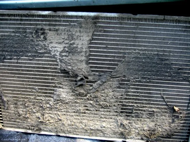 Наружный вид грязного радиатора охлаждения Калина
