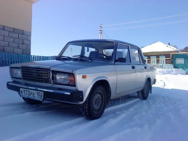 Автомобиль ВАЗ-21074