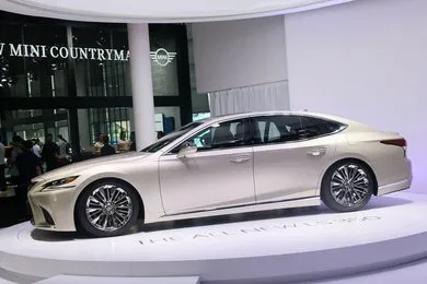 В Китае представили базовую версию Lexus LS 350. Она будет стоить 146 тысяч долларов