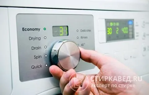 При помощи приборной панели можно выбрать режим стирки, запустить работу стиральной машины и отслеживать ее ход