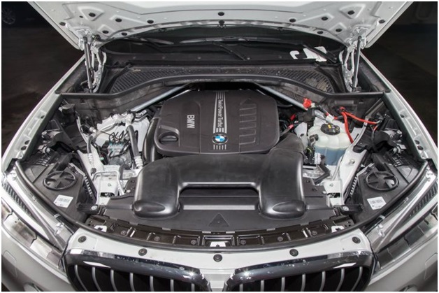 N57D30TOP в моторном отсеке внедорожника BMW X6 2-го поколения, F16