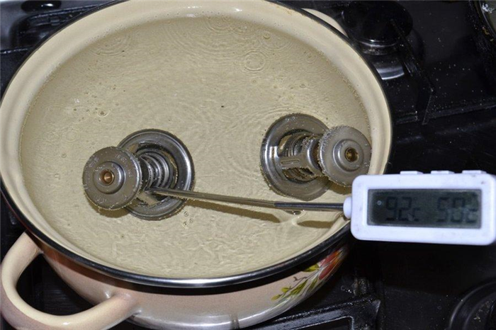 Проверка термостата в кастрюле с кипящей водой
