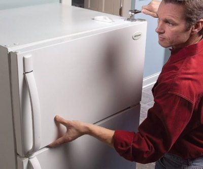 Как передвинуть дверь холодильника на другую сторону?