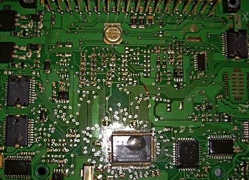 Поврежденный чип на плате ЭБУ